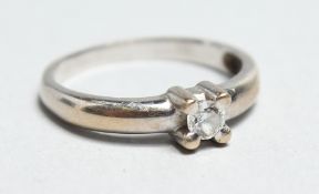 A 9CT WHITE GOLD SINGLE STONE DIAMOND RING.