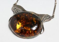 A LARGE AMBER SET SILVER NECKLACE.