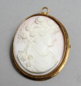 A GOOD GOLD CAMEO BROOCH.