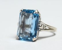A SUPERB 14CT WHITE GOLD LARGE AQUAMARINE RING.