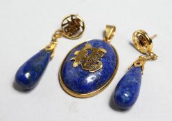 A LAPIS AND GOLD PENDANT AND EARRINGS.
