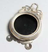 A SINGLE SILVER CIRCULAR PHOTOGRAPH FRAME with pierced cresting on shaped feet. 2ins wide x 3ins