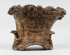 A 17TH CENTURY ITALIAN CARVED AND GILDED CAPITOL. 7ins high.