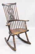A GOOD 18TH CENTRUY WINDSOR CHAIR WITH PIERCED SPLAT AND SPINDLES.