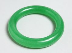 AN APPLE GREEN BANGLE, 3ins diameter.