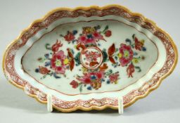A CHINESE FAMILLE ROSE PORCELAIN SPOON DISH, 12.5cm x 7.5cm.