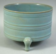 A CHINESE CELADON GLAZE PORCELAIN TRIPOD CENSER, 17.5cm diameter.