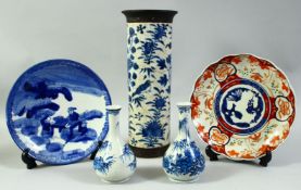 A CHINESE BLUE AND WHITE CRACKLE GLAZE SLEEVE VASE, 30.5cm high, together with a small pair of
