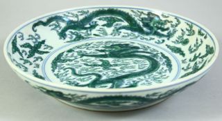 A CHINESE FAMILLE VERTE PORCELAIN DRAGON DISH, decorated with numerous dragons amongst stylised