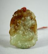 A CHINESE CARVED JADE PENDANT, 5cm.