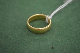 An 18ct gold wedding band.