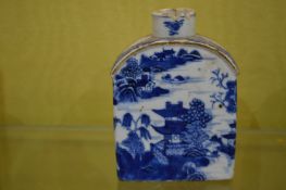 A Nanking blue and white tea caddy.