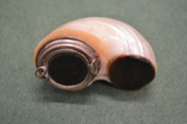 A shell shaped snuff box.