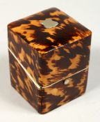 A SMALL 19TH CENTURY TORTOISESHELL SCENT BOTTLE CASE AND GLASS SCENT BOTTLE. 3ins.
