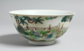 A CHINESE FAMILLE VERT CIRCULAR BOWL decorated with people. 6ins diameter.