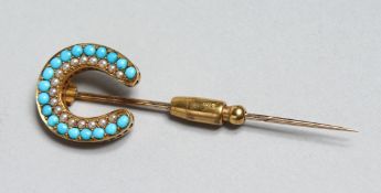 AN 18CT GOLD, TURQUOISE AND SEED PEARL HORSESHOE TIE PIN.