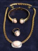 A GOOD 18CT GOLD, DIAMOND AND CORAL SUITE OF JEWELLERY, comprising of a necklace, torque style