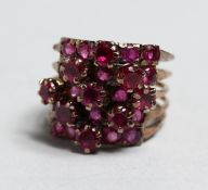 A GOLD RED STONE RING.