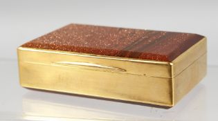 A GOOD 18CT GOLD AND GOLD STONE SNUFF BOX with a gold stone lid and base. 3cm long, 2cm wide, 1.75cm