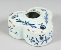 AN 18TH CENTURY BLUE AND WHITE TIN GLAZE INKSTAND. 4.5ins .