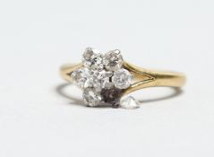 AN 18CT. GOLD AND DIAMOND CLUSTER RING.