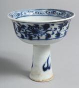 A CHINESE BLUE AND WHITE STEM CUP. 4ins high.