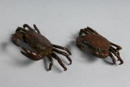 A PAIR OF TINY JAPANESE BRONZE CRABS.