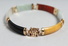 A MULTI COLOURED JADE AND 14ct GOLD BRACELET