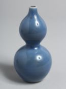 A SMALL CHINESE BLUE DOUBLE GOURD VASE 4ins high.