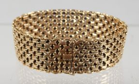A GOOD WIDE FLEXIBLE GOLD BRACELET.
