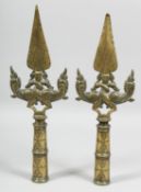 A PAIR OF 18TH/19TH CENTURY SRI LANKAN CEYLONESE CEREMONIAL BRASS SPEAR HEADS, 34.5cm long.