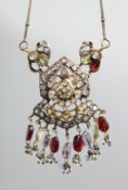 A FINE INDIAN YELLOW AND WHITE METAL JEWELLED PENDANT.