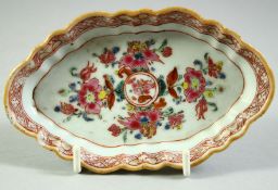 A CHINESE FAMILLE ROSE PORCELAIN SPOON DISH, 12.5cm x 7.5cm.