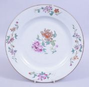 AN 18TH CENTURY QIANLONG FAMILLE ROSE PORCELAIN PLATE, with floral enamel decoration, 22.5cm