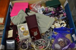 A large quantity of bijouterie.