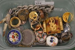 Costume jewellery and other items to include rings, brooches etc.
