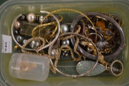 Various items of jewellery.