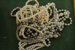 A box of bijouterie etc.