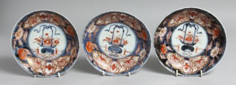 THREE JAPANESE IMARI PORCELAIN DISHES, each decorated with potted flowers and further decorated with