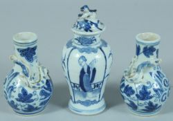 A SMALL CHINESE BLUE AND WHITE PORCELAIN LIDDED VASE, 13cm high, together with a pair of blue and