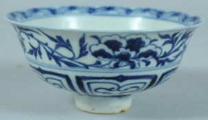 A SMALL CHINESE BLUE AND WHITE PORCELAIN FOOTED BOWL, the interior centre decorated with ducks and