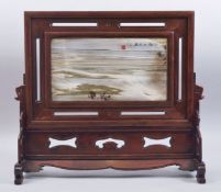 A STRIATED HARDSTONE PLAQUE INSET WOODEN TABLE SCREEN AND STAND, the marble with red seal mark and