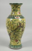 A GOOD LARGE CHINESE FAMILLE JAUNE PORCELAIN VASE, the body painted in iron red and green with