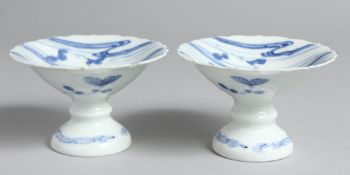 A SMALL PAIR OF JAPANESE HIRADO BLUE AND WHITE PORCELAIN PEDESTAL DISHES. 10cm diameter