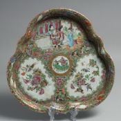 A LARGE CHINESE CANTON FAMILLE ROSE PORCELAIN QUATREFOIL FORM DISH, 27.5cm x 26.5cm, (af).