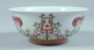 A CHINESE FAMILLE ROSE CIRCULAR BOWL 5.25ins diameter.