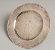 AN EARLY CHARLES I SILVER CIRCULAR PATTERN on a pedestal foot. 4.5ins diameter, 0.75ins deep. London