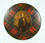 A SMALL SCOTTISH TARTAN SNUFF BOX the lid with an oval of a man. 1.75ins diameter.