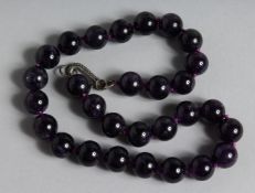 AN AMETHYST BEAD NECKLACE.