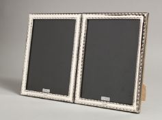 A PAIR OF SILVER BEAD EDGE PHOTOGRAPH FRAMES. 7.5ins x 5.5ins.